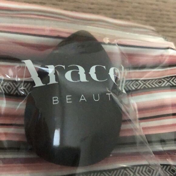 ARACELI BEAUTY
Bella Sponge in Black NEW with Ipsy drawstring bag - Picture 8 of 9